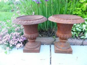 photo of two urns.